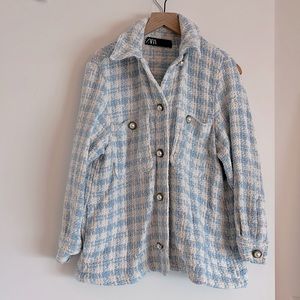 Houndstooth “shacket” (light jacket) - White and light blue tweed woven pattern